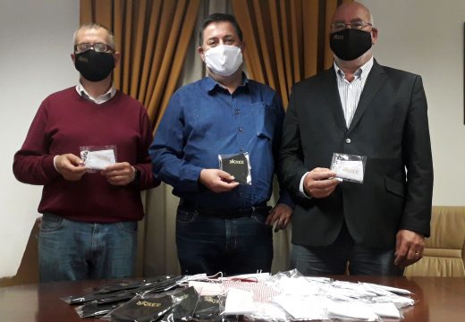 O Concello de Boqueixón repartirá entre a veciñanza 4.500 máscaras homologadas de tea confeccionadas por dúas empresas do municipio